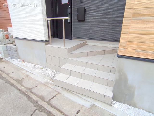 G00367938 神奈川県横浜市瀬谷区宮沢２丁目 新築一戸建て 5199万円 土地面積133.84m² (約40.48坪) 建物面積109.30m² (約33.06坪) 間取り４ＬＤＫ 築年月2025年02月(築１年以内)【外観4】