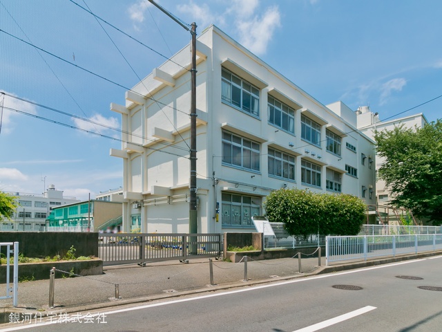 G00367938 神奈川県横浜市瀬谷区宮沢２丁目 新築一戸建て 5199万円 土地面積133.84m² (約40.48坪) 建物面積109.30m² (約33.06坪) 間取り４ＬＤＫ 築年月2025年02月(築１年以内)【周辺環境】横浜市立南瀬谷小学校