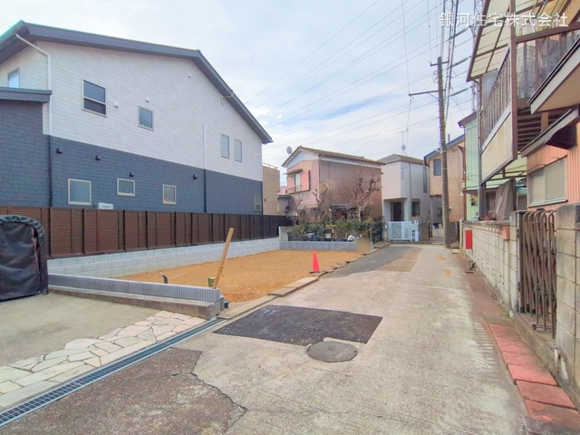 G00367972 埼玉県川口市坂下町１丁目 新築一戸建て 5180万円 土地面積71.26m² (約21.55坪) 建物面積110.18m² (約33.32坪) 間取り３ＳＬＤＫ 築年月2025年08月【外観9】