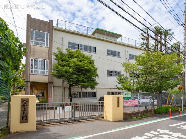 G00367972 埼玉県川口市坂下町１丁目 新築一戸建て 5180万円 土地面積71.26m² (約21.55坪) 建物面積110.18m² (約33.32坪) 間取り３ＳＬＤＫ 築年月2025年08月【周辺環境】川口市立鳩ヶ谷小学校