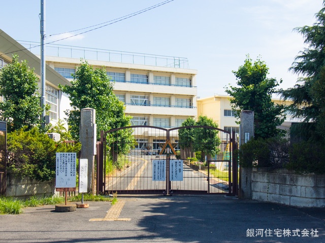 G00367987 埼玉県久喜市本町４丁目 新築一戸建て 3580万円 土地面積128.73m² (約38.94坪) 建物面積103.09m² (約31.18坪) 間取り３ＬＤＫ 築年月2025年04月【周辺環境】久喜市立久喜小学校