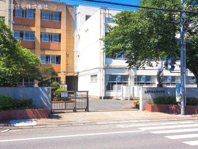 G00367987 埼玉県久喜市本町４丁目 新築一戸建て 3580万円 土地面積128.73m² (約38.94坪) 建物面積103.09m² (約31.18坪) 間取り３ＬＤＫ 築年月2025年04月【周辺環境】久喜市立久喜中学校