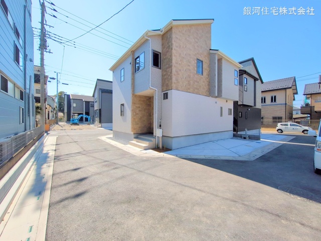 G00368004 埼玉県春日部市備後西５丁目 新築一戸建て 3790万円 土地面積116.25m² (約35.16坪) 建物面積113.85m² (約34.43坪) 間取り３ＬＤＫ 築年月2025年02月(築１年以内)【外観18】