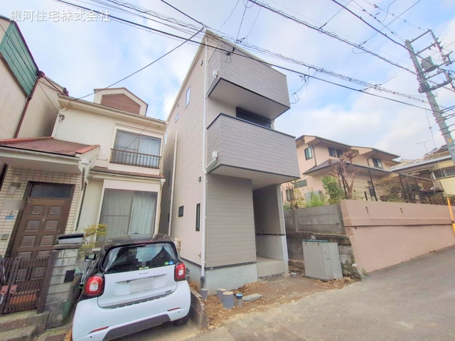 G00368057 神奈川県横浜市磯子区磯子２丁目 新築一戸建て 2880万円 土地面積50.71m² (約15.33坪) 建物面積80.87m² (約24.46坪) 間取り２ＳＬＤＫ 築年月2025年03月(築１年以内)【外観2】