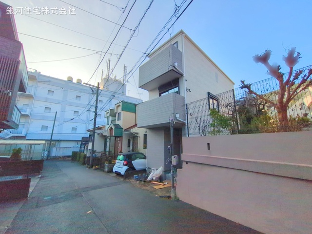 G00368057 神奈川県横浜市磯子区磯子２丁目 新築一戸建て 2880万円 土地面積50.71m² (約15.33坪) 建物面積80.87m² (約24.46坪) 間取り２ＳＬＤＫ 築年月2025年03月(築１年以内)【外観6】
