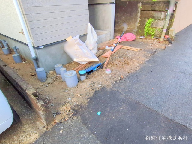G00368057 神奈川県横浜市磯子区磯子２丁目 新築一戸建て 2880万円 土地面積50.71m² (約15.33坪) 建物面積80.87m² (約24.46坪) 間取り２ＳＬＤＫ 築年月2025年03月(築１年以内)【外観8】