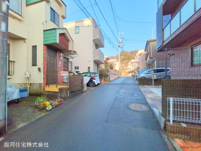 G00368057 神奈川県横浜市磯子区磯子２丁目 新築一戸建て 2880万円 土地面積50.71m² (約15.33坪) 建物面積80.87m² (約24.46坪) 間取り２ＳＬＤＫ 築年月2025年03月(築１年以内)【外観11】