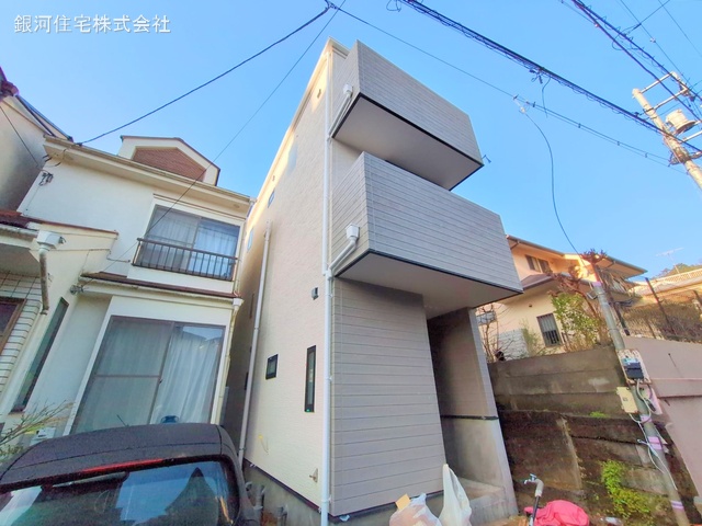 G00368057 神奈川県横浜市磯子区磯子２丁目 新築一戸建て 2880万円 土地面積50.71m² (約15.33坪) 建物面積80.87m² (約24.46坪) 間取り２ＳＬＤＫ 築年月2025年03月(築１年以内)【外観13】