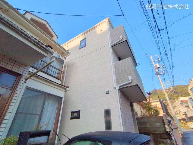 G00368057 神奈川県横浜市磯子区磯子２丁目 新築一戸建て 2880万円 土地面積50.71m² (約15.33坪) 建物面積80.87m² (約24.46坪) 間取り２ＳＬＤＫ 築年月2025年03月(築１年以内)【外観15】
