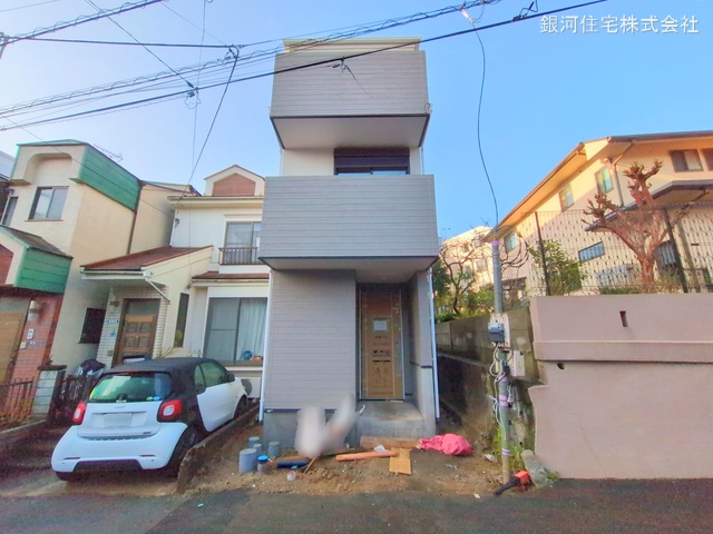 G00368057 神奈川県横浜市磯子区磯子２丁目 新築一戸建て 2880万円 土地面積50.71m² (約15.33坪) 建物面積80.87m² (約24.46坪) 間取り２ＳＬＤＫ 築年月2025年03月(築１年以内)【外観17】