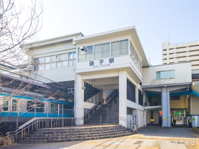 G00368057 神奈川県横浜市磯子区磯子２丁目 新築一戸建て 2880万円 土地面積50.71m² (約15.33坪) 建物面積80.87m² (約24.46坪) 間取り２ＳＬＤＫ 築年月2025年03月(築１年以内)【周辺環境】京浜東北・根岸線「磯子」駅