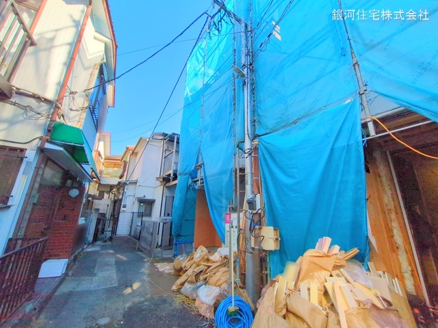 G00368058 神奈川県川崎市川崎区小田栄１丁目 新築一戸建て 3380万円 土地面積44.03m² (約13.31坪) 建物面積70.53m² (約21.33坪) 間取り２ＳＬＤＫ 築年月2025年03月(築１年以内)【外観3】