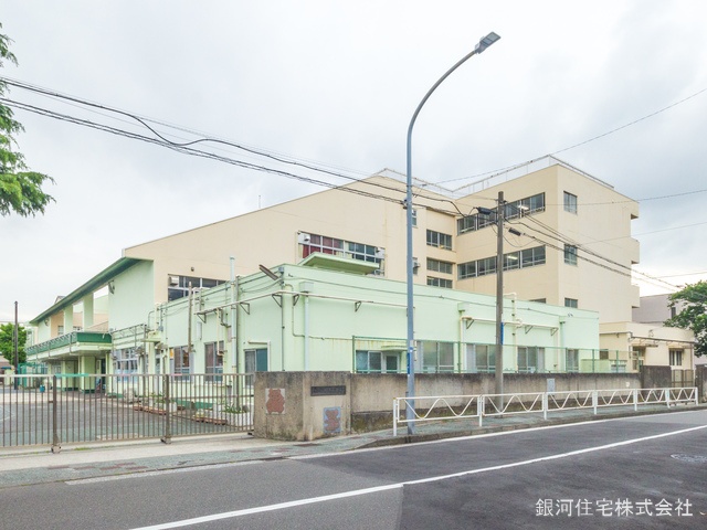 G00368075 神奈川県横浜市磯子区岡村１丁目 中古マンション 2580万円 専有面積75.15m² (約22.73坪) 間取り２ＬＤＫ 所在階3階 築年月1991年09月(築33年)【周辺環境】横浜市立磯子小学校