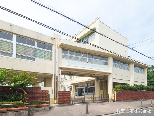 G00368075 神奈川県横浜市磯子区岡村１丁目 中古マンション 2580万円 専有面積75.15m² (約22.73坪) 間取り２ＬＤＫ 所在階3階 築年月1991年09月(築33年)【周辺環境】横浜市立岡村中学校