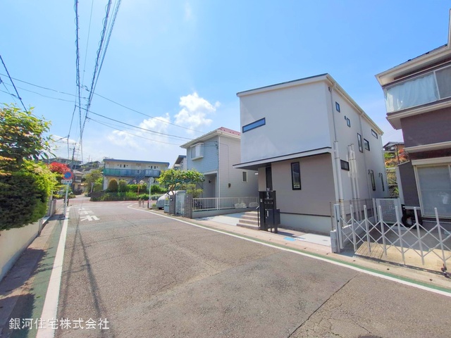 G00368080 神奈川県鎌倉市台５丁目 新築一戸建て 6780万円 土地面積102.07m² (約30.87坪) 建物面積107.44m² (約32.50坪) 築年月2025年03月(築１年以内)【外観3】