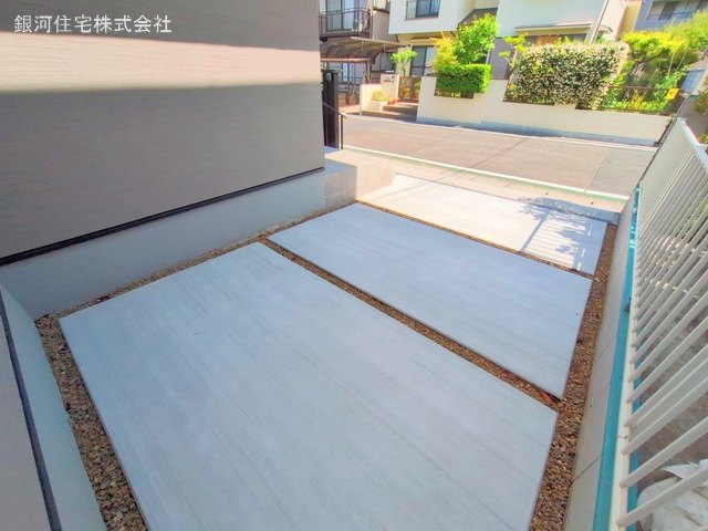 G00368080 神奈川県鎌倉市台５丁目 新築一戸建て 6780万円 土地面積102.07m² (約30.87坪) 建物面積107.44m² (約32.50坪) 築年月2025年03月(築１年以内)【外観4】