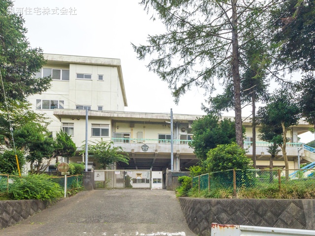 G00368080 神奈川県鎌倉市台５丁目 新築一戸建て 6780万円 土地面積102.07m² (約30.87坪) 建物面積107.44m² (約32.50坪) 築年月2025年03月(築１年以内)【周辺環境】鎌倉市立山崎小学校