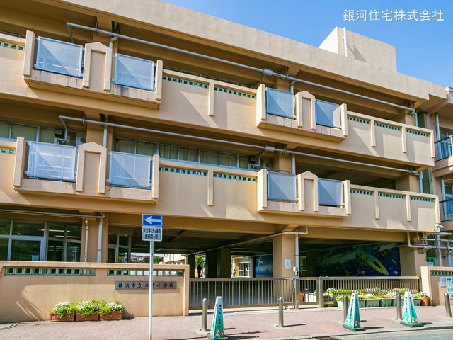 G00369477 神奈川県横浜市鶴見区下末吉３丁目 新築一戸建て 3990万円 土地面積60.75m² (約18.37坪) 建物面積75.35m² (約22.79坪) 築年月2025年03月(築１年以内)【周辺環境】横浜市立末吉小学校