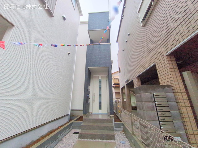 G00370048 埼玉県蕨市南町2丁目 新築一戸建て 4699万円 土地面積63.73m² (約19.27坪) 建物面積84.37m² (約25.52坪) 間取り2SLDK 築年月2025年02月(築1年以内)
