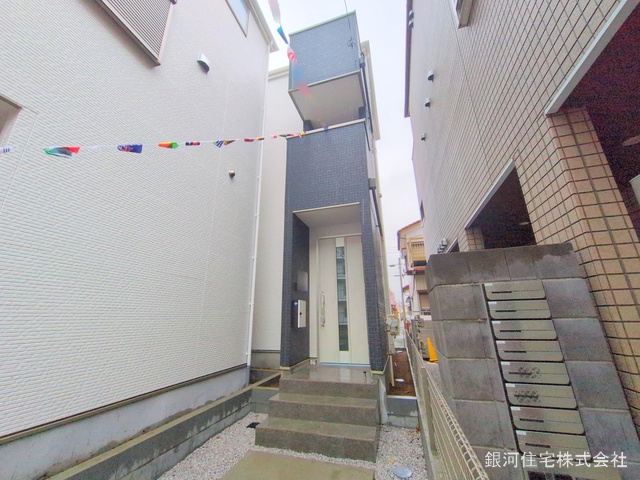 G00370048 埼玉県蕨市南町２丁目 新築一戸建て 4699万円 土地面積63.73m² (約19.27坪) 建物面積84.37m² (約25.52坪) 間取り２ＳＬＤＫ 築年月2025年02月(築１年以内)【外観8】