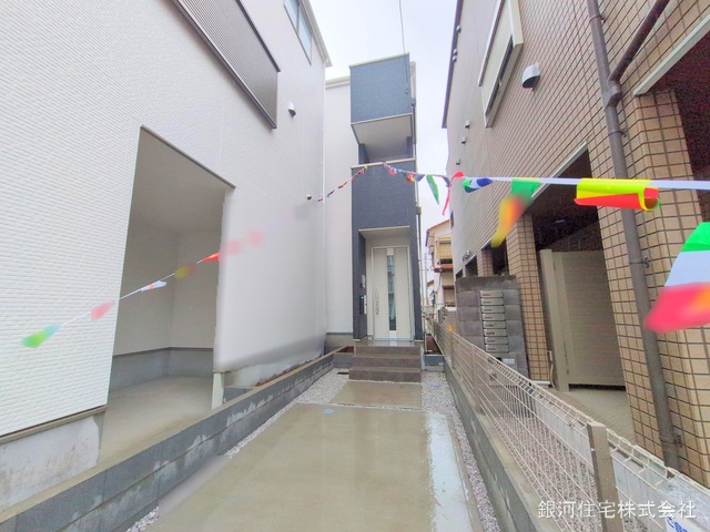 G00370048 埼玉県蕨市南町２丁目 新築一戸建て 4699万円 土地面積63.73m² (約19.27坪) 建物面積84.37m² (約25.52坪) 間取り２ＳＬＤＫ 築年月2025年02月(築１年以内)【外観9】