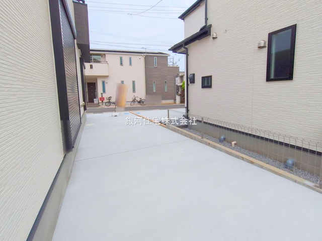 G00370076 埼玉県川口市大字安行小山 新築一戸建て 3590万円 土地面積100.09m² (約30.27坪) 建物面積93.98m² (約28.42坪) 間取り４ＬＤＫ 築年月2025年04月(築１年以内)【外観7】