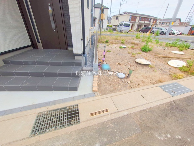 G00370076 埼玉県川口市大字安行小山 新築一戸建て 3590万円 土地面積100.09m² (約30.27坪) 建物面積93.98m² (約28.42坪) 間取り４ＬＤＫ 築年月2025年04月(築１年以内)【外観11】