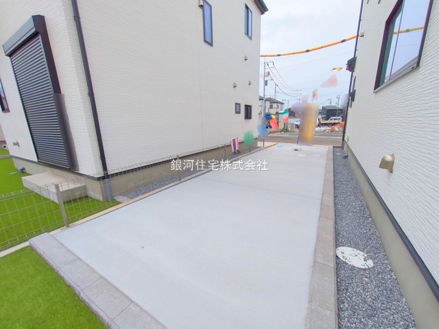 G00370077 埼玉県川口市大字安行小山 新築一戸建て 3390万円 土地面積105.10m² (約31.79坪) 建物面積89.01m² (約26.92坪) 間取り４ＬＤＫ 築年月2025年04月(築１年以内)【外観4】
