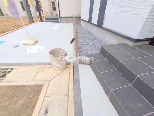 G00370077 埼玉県川口市大字安行小山 新築一戸建て 3390万円 土地面積105.10m² (約31.79坪) 建物面積89.01m² (約26.92坪) 間取り４ＬＤＫ 築年月2025年04月(築１年以内)【外観11】