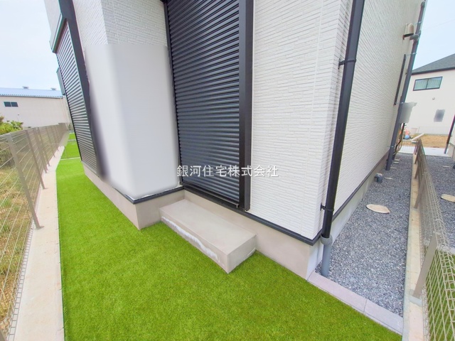 G00370077 埼玉県川口市大字安行小山 新築一戸建て 3390万円 土地面積105.10m² (約31.79坪) 建物面積89.01m² (約26.92坪) 間取り４ＬＤＫ 築年月2025年04月(築１年以内)【外観15】