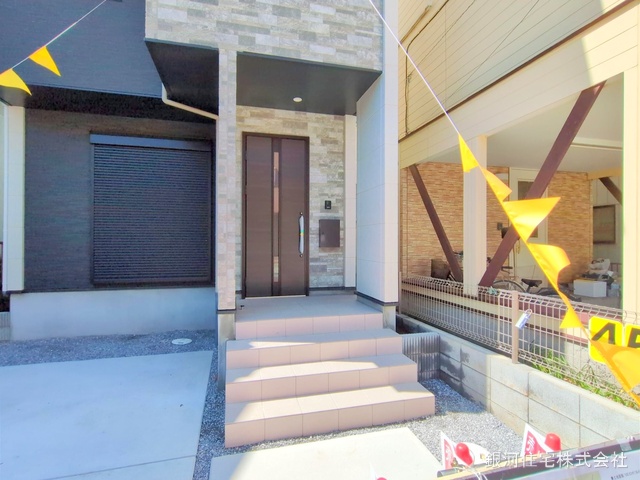 G00370109 埼玉県草加市氷川町 新築一戸建て 4799万円 土地面積100.53m² (約30.41坪) 建物面積101.96m² (約30.84坪) 間取り３ＬＤＫ 築年月2024年12月(築１年以内)【外観7】