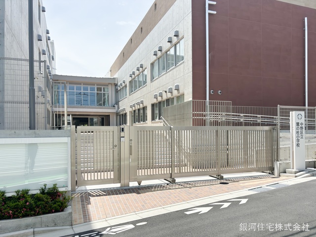 G00370578 東京都中野区白鷺３丁目 新築一戸建て 5480万円 土地面積65.09m² (約19.68坪) 建物面積58.16m² (約17.59坪) 築年月2025年04月【周辺環境】中野区立鷺の杜小学校