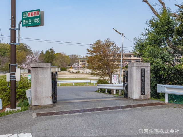 G00370582 千葉県野田市清水 新築一戸建て 2690万円 土地面積177.03m² (約53.55坪) 建物面積99.37m² (約30.05坪) 間取り３ＬＤＫ 築年月2025年08月【周辺環境】野田市立清水台小学校