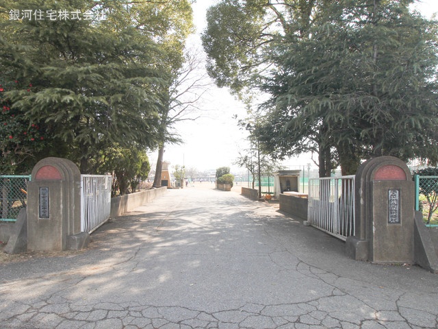 G00370582 千葉県野田市清水 新築一戸建て 2690万円 土地面積177.03m² (約53.55坪) 建物面積99.37m² (約30.05坪) 間取り３ＬＤＫ 築年月2025年08月【周辺環境】野田市立第一中学校