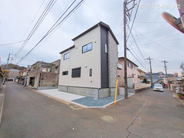 G00371277 千葉県市川市須和田２丁目 新築一戸建て 5690万円 土地面積117.74m² (約35.61坪) 建物面積93.20m² (約28.19坪) 間取り３ＬＤＫ 築年月2025年01月(築１年以内)【外観3】