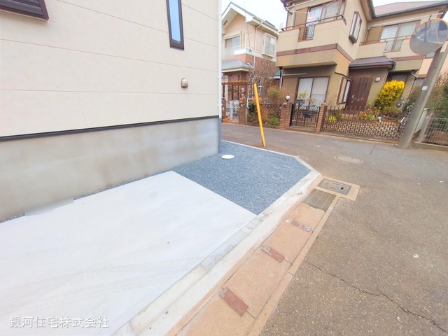G00371277 千葉県市川市須和田２丁目 新築一戸建て 5690万円 土地面積117.74m² (約35.61坪) 建物面積93.20m² (約28.19坪) 間取り３ＬＤＫ 築年月2025年01月(築１年以内)【外観4】