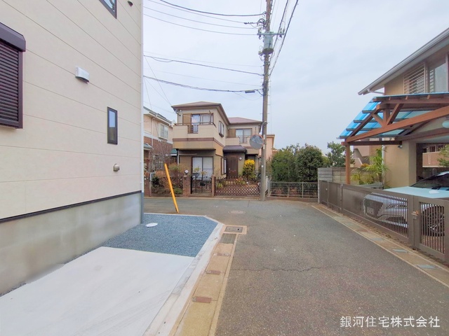 G00371277 千葉県市川市須和田２丁目 新築一戸建て 5690万円 土地面積117.74m² (約35.61坪) 建物面積93.20m² (約28.19坪) 間取り３ＬＤＫ 築年月2025年01月(築１年以内)【外観5】