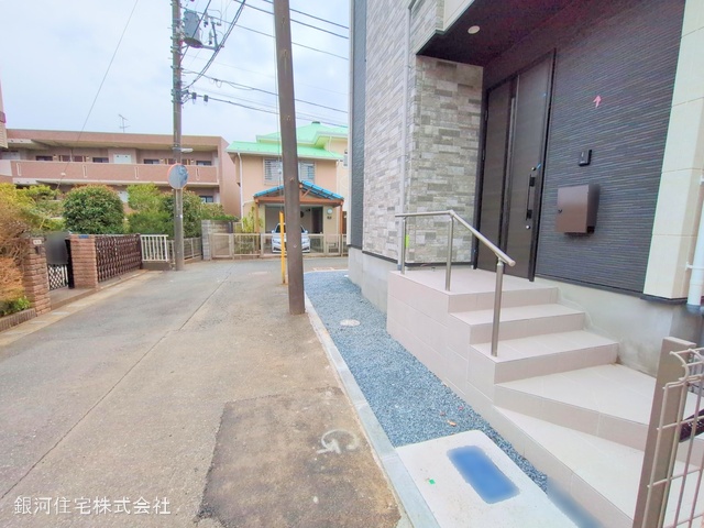 G00371277 千葉県市川市須和田２丁目 新築一戸建て 5690万円 土地面積117.74m² (約35.61坪) 建物面積93.20m² (約28.19坪) 間取り３ＬＤＫ 築年月2025年01月(築１年以内)【外観13】