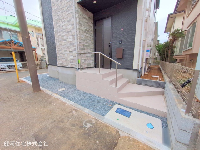 G00371277 千葉県市川市須和田２丁目 新築一戸建て 5690万円 土地面積117.74m² (約35.61坪) 建物面積93.20m² (約28.19坪) 間取り３ＬＤＫ 築年月2025年01月(築１年以内)【外観16】