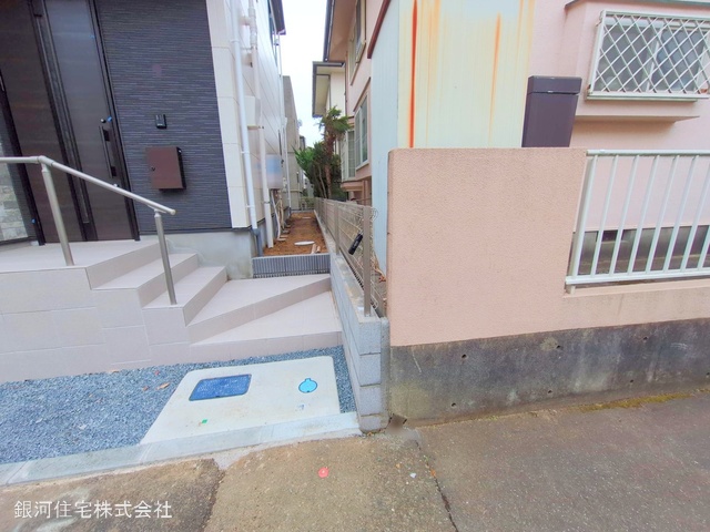 G00371277 千葉県市川市須和田２丁目 新築一戸建て 5690万円 土地面積117.74m² (約35.61坪) 建物面積93.20m² (約28.19坪) 間取り３ＬＤＫ 築年月2025年01月(築１年以内)【外観17】