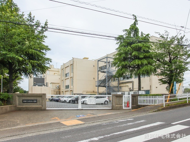 G00371651 神奈川県綾瀬市綾西５丁目 新築一戸建て 4780万円 土地面積106.92m² (約32.34坪) 建物面積101.43m² (約30.68坪) 間取り２ＳＬＤＫ 築年月2025年02月(築１年以内)【周辺環境】綾瀬市立綾西小学校