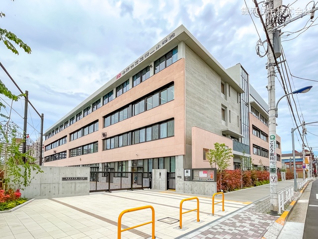 G00371728 東京都北区王子５丁目 新築一戸建て 5980万円 土地面積44.28m² (約13.39坪) 建物面積64.37m² (約19.47坪) 間取り３ＤＫ 築年月2025年04月(築１年以内)【周辺環境】北区立王子第一小学校