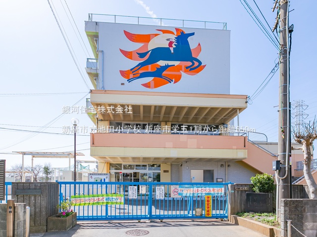 G00372132 埼玉県新座市栄５丁目 新築一戸建て 3780万円 土地面積83.39m² (約25.22坪) 建物面積95.77m² (約28.97坪) 間取り３ＳＬＤＫ 築年月2025年11月【周辺環境】新座市立池田小学校