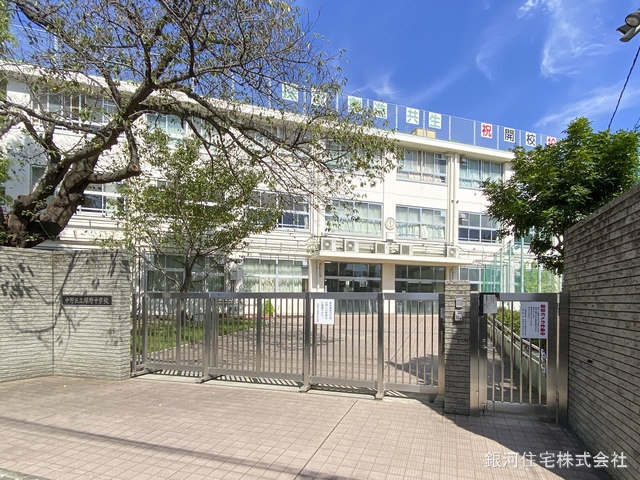 G00373288 東京都中野区江古田４丁目 新築一戸建て 7980万円 土地面積77.80m² (約23.53坪) 建物面積96.18m² (約29.09坪) 間取り４ＬＤＫ 築年月2025年08月【周辺環境】中野区立緑野中学校
