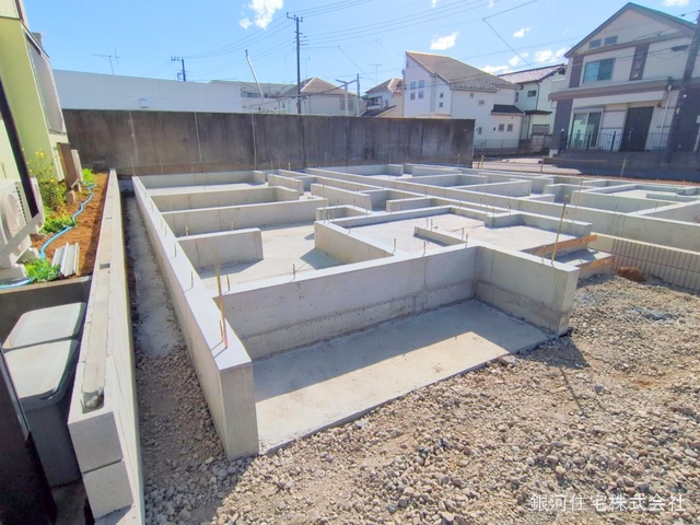 G00373290 東京都東久留米市前沢４丁目 新築一戸建て 4380万円 土地面積100.52m² (約30.40坪) 建物面積95.37m² (約28.84坪) 間取り２ＳＬＤＫ 築年月2025年07月【外観10】
