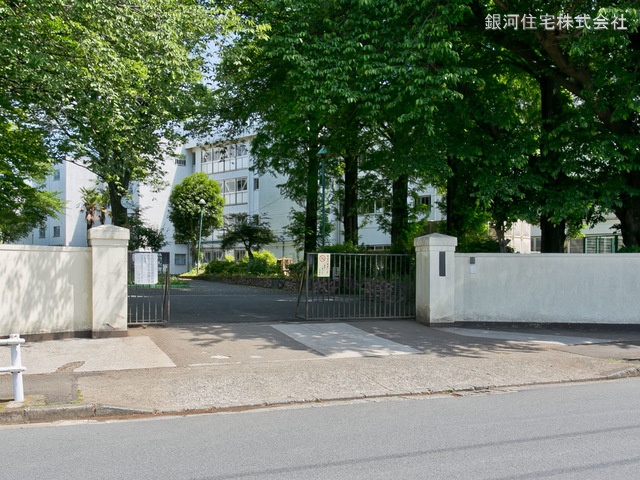G00373290 東京都東久留米市前沢４丁目 新築一戸建て 4380万円 土地面積100.52m² (約30.40坪) 建物面積95.37m² (約28.84坪) 間取り２ＳＬＤＫ 築年月2025年07月【周辺環境】東久留米市立西中学校