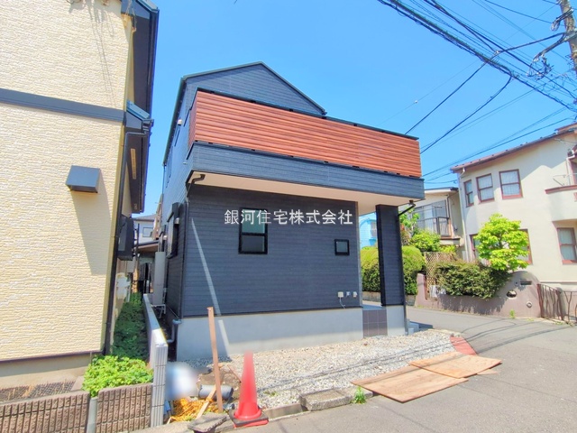 G00373548 神奈川県横浜市港北区新吉田東５丁目 新築一戸建て 5580万円 土地面積70.39m² (約21.29坪) 建物面積70.38m² (約21.28坪) 間取り２ＳＬＤＫ 築年月2025年05月(築１年以内)【外観2】