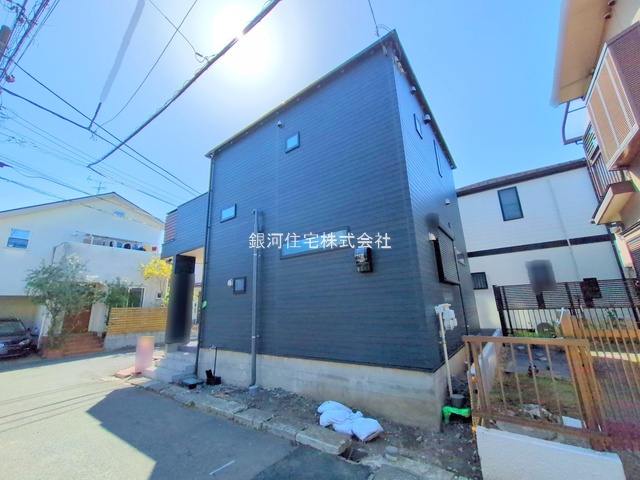G00373548 神奈川県横浜市港北区新吉田東５丁目 新築一戸建て 5580万円 土地面積70.39m² (約21.29坪) 建物面積70.38m² (約21.28坪) 間取り２ＳＬＤＫ 築年月2025年05月(築１年以内)【外観5】