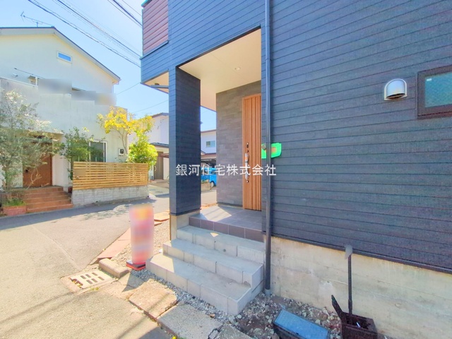 G00373548 神奈川県横浜市港北区新吉田東５丁目 新築一戸建て 5580万円 土地面積70.39m² (約21.29坪) 建物面積70.38m² (約21.28坪) 間取り２ＳＬＤＫ 築年月2025年05月(築１年以内)【外観7】