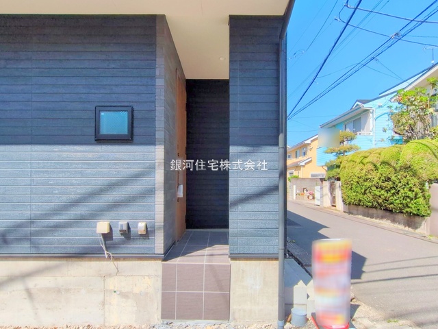 G00373548 神奈川県横浜市港北区新吉田東５丁目 新築一戸建て 5580万円 土地面積70.39m² (約21.29坪) 建物面積70.38m² (約21.28坪) 間取り２ＳＬＤＫ 築年月2025年05月(築１年以内)【外観8】